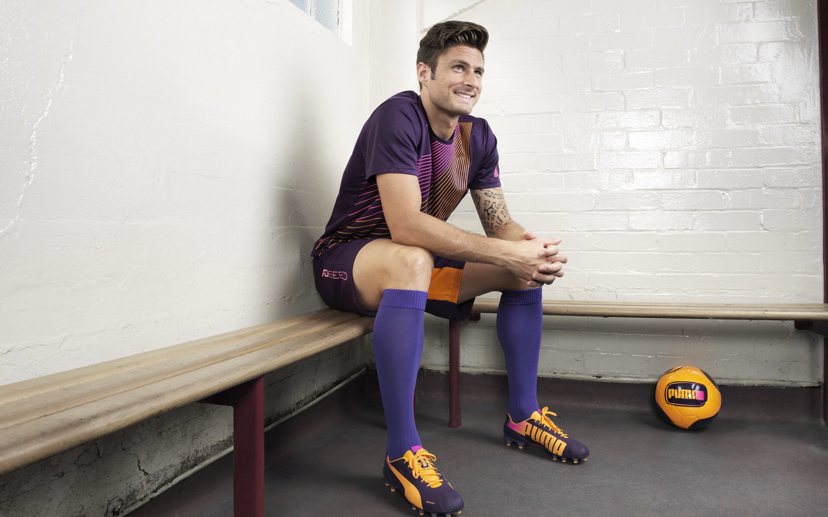 “全力出击！四川省体育馆自由搏击选手激战正酣”